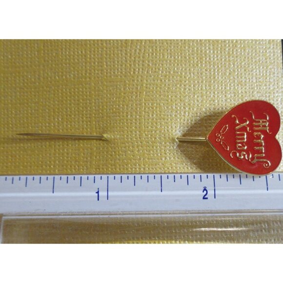 Vintage Red Heart Holly Script Merry Xmas Gold Tone Lapel/Hat Pin .75" x 2.5" - Picture 2 of 7